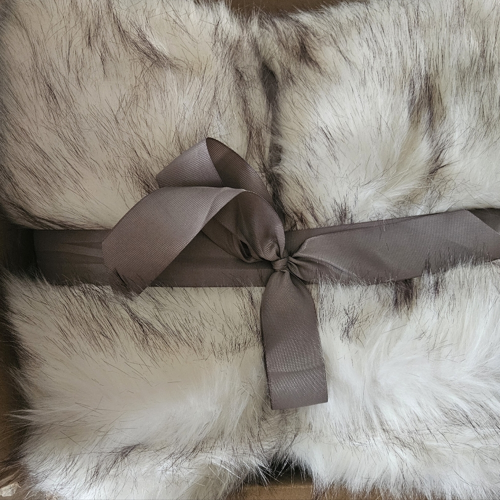Luxury Faux Fox Fur Throw 51 x 67in - Picture 2 of 2